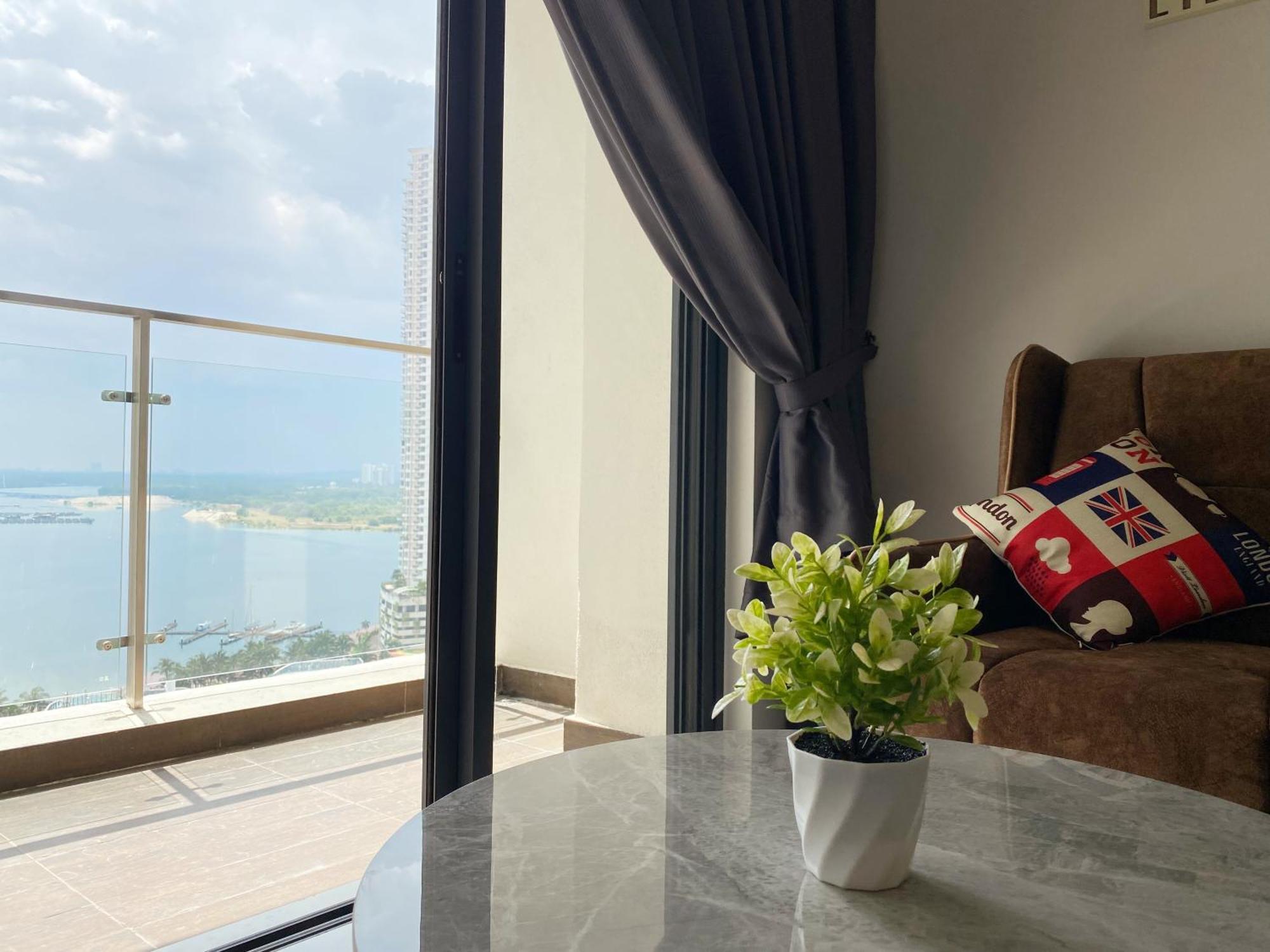 Апартаменти Scenic Country Garden Danga Bay By Lions Bay Джохор-Бару Номер фото